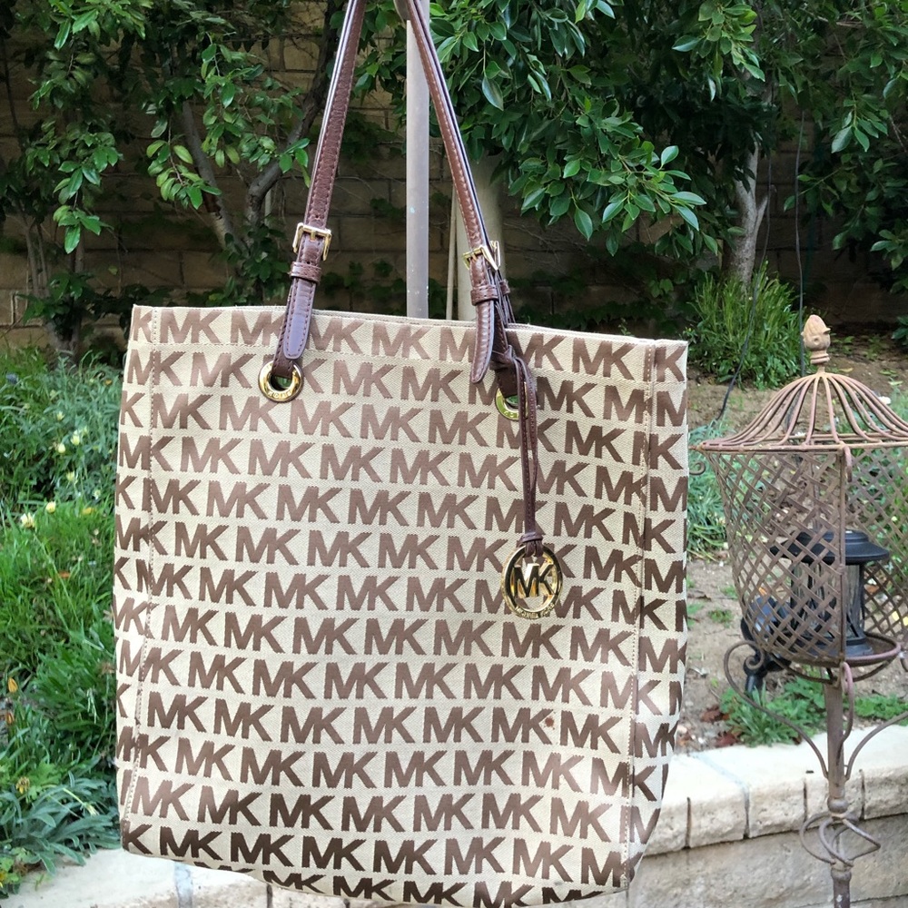 AUTHENTIC  MICHAEL KORS JET SET TOTE BAG !!